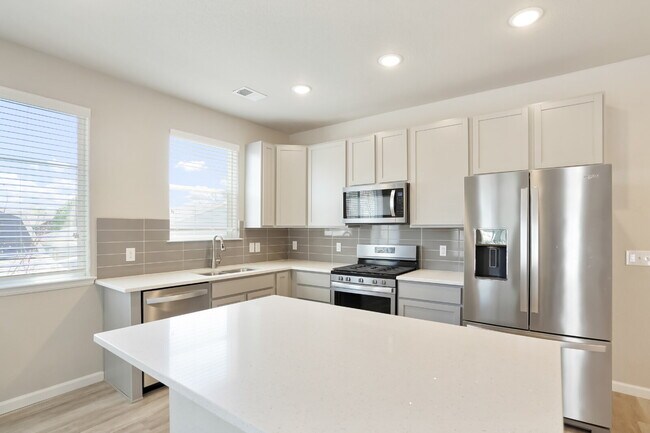 Spacious 3 Bed, 2.5 Bath Townhome in Prime Lakewood Location - Solar
