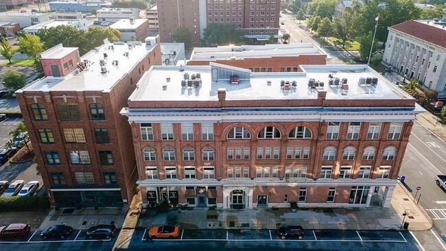 Building Photo - Charming Unit in Uptown