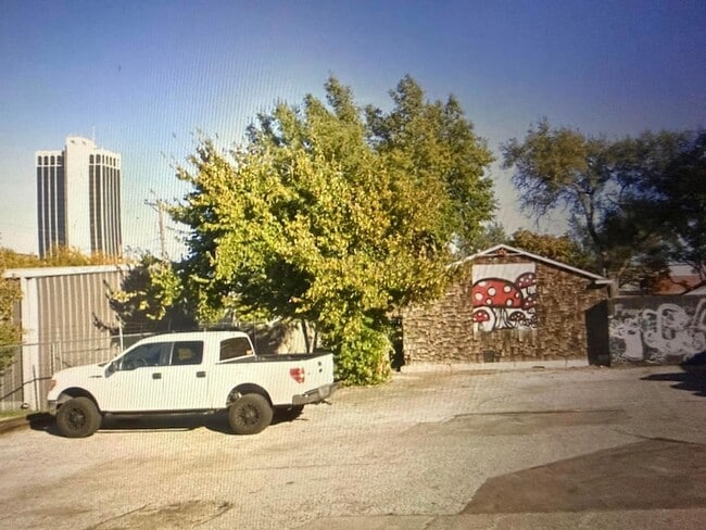 Building Photo - 905 S Madison St