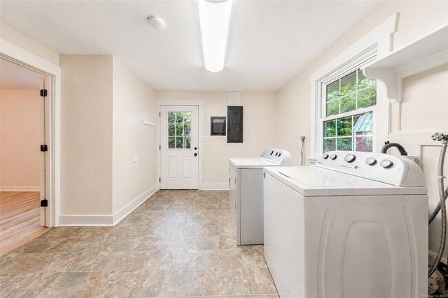 Photo - 104 Schenck Dr