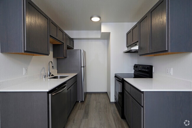 3BR, 1BA - 920SF
