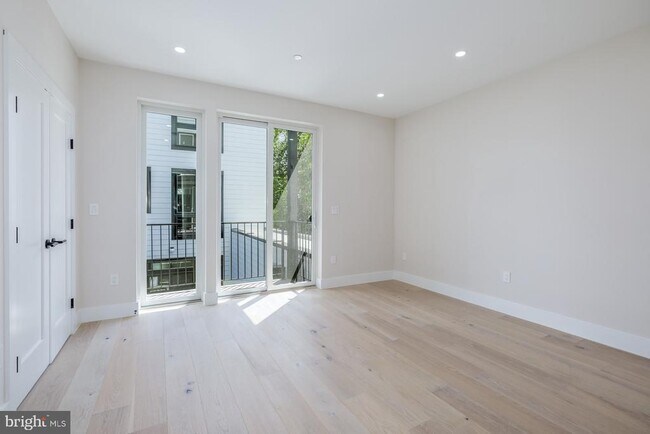 Photo - 745 Kenyon St NW