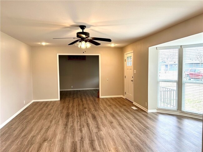 Photo - 301 Crestview Dr