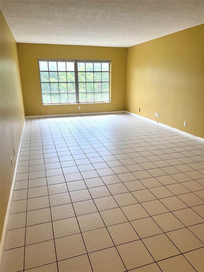 Building Photo - 2221 NE 68th St Unit 929 Rental