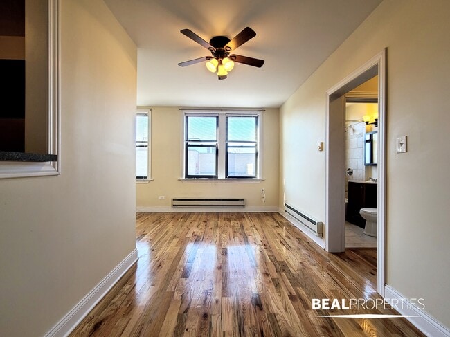 Building Photo - 818 W Diversey Pkwy Unit Studio Rental