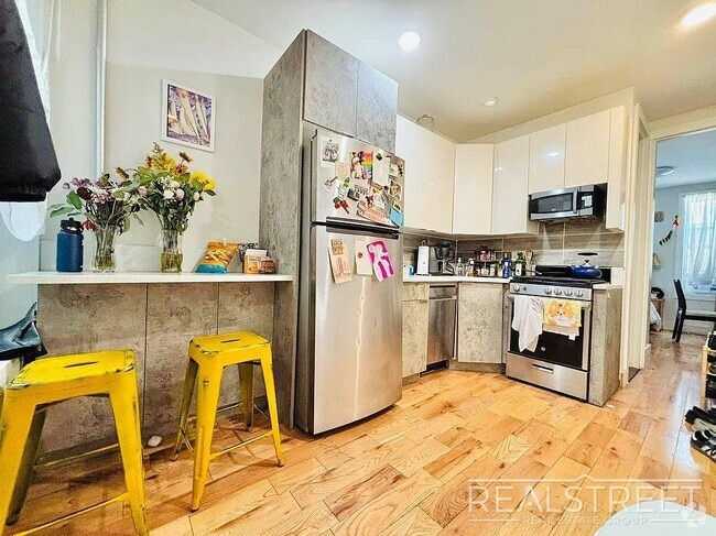 Building Photo - Stylish 3 Bed / 2 Bath in Prime Ridgewood ... Unit 1R Rental