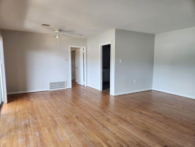 Executive Suites 2 - Executive Suites 2 Apartment Unit 21