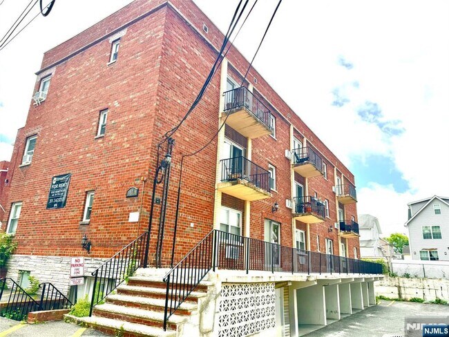 Building Photo - 68 W Main St Unit 9-9 Rental