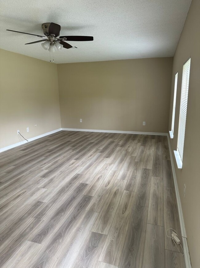 Photo - 10611 Middleground Rd