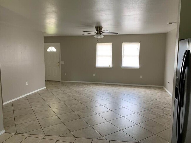 Photo - Cute 3 bedroom 1 bath house. Handicap acce...