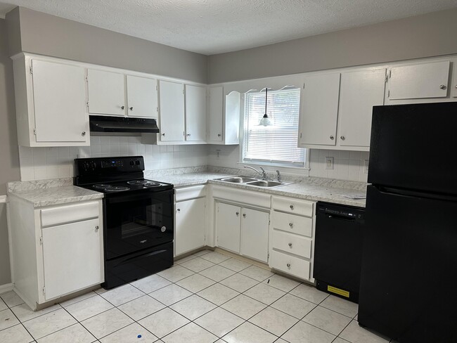 Photo - 3369 Holwyn Rd