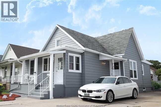 Photo - 935 Langlois Ave