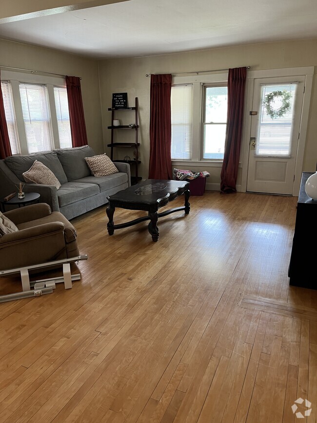 Building Photo - 5322 W Wisconsin Ave Unit Apt #2