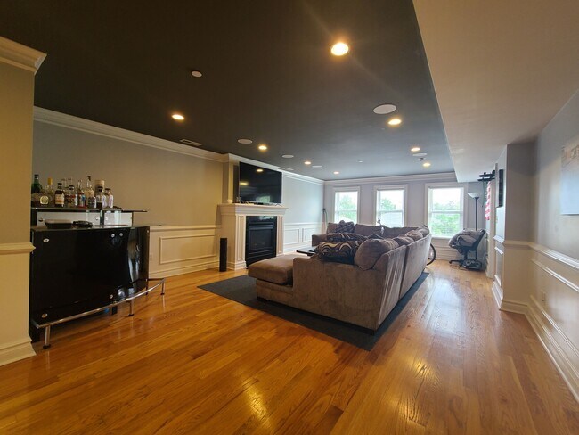 Photo - 202 W Broadway Unit 4