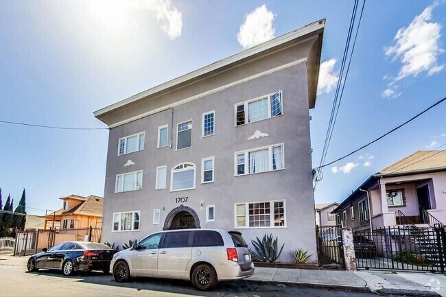 Building Photo - 1707 36th Ave Unit 307 Rental
