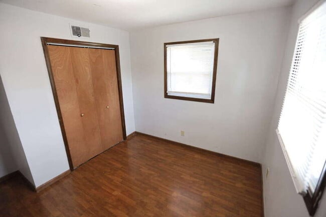 Photo - 2035 Andrew St SE