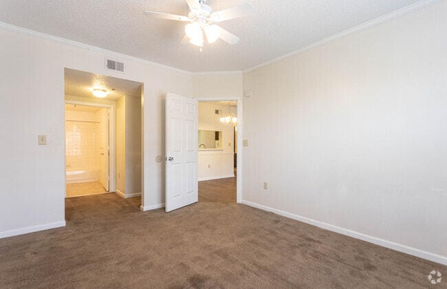 2BR, 2BA - 990SF