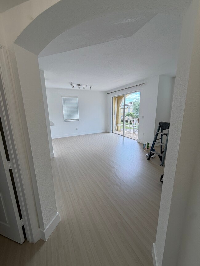 Great natural light - 8814 W Flagler St Unit 201