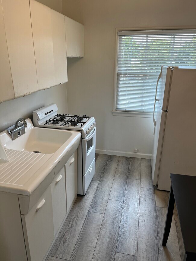 14 - Kitchen2