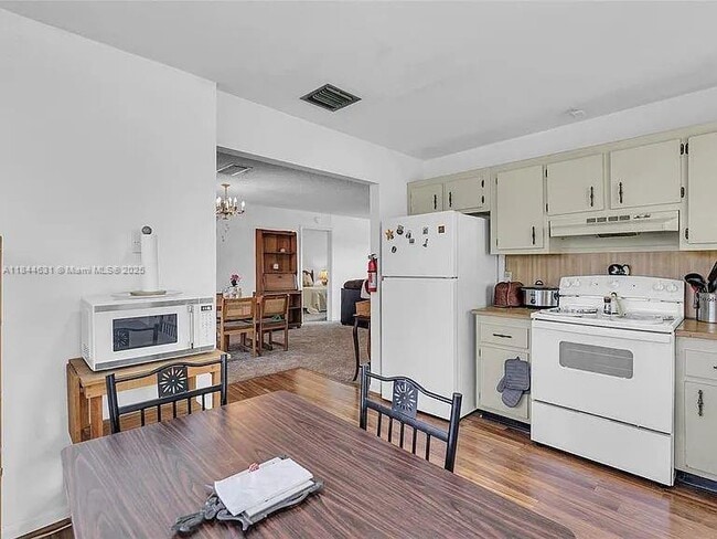 Photo - 2225 Monroe St Unidad B6