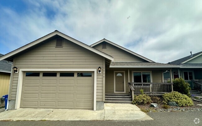 Building Photo - Modern 3 Bed, 2 Bath Home with Vaulted Cei...