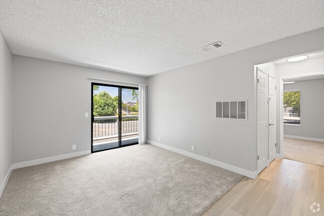 1BR, 1BA - 676 SF - Living Room
