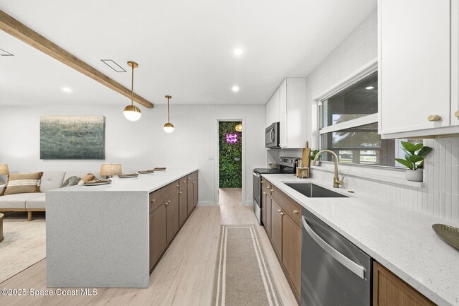 Photo - 325 Eva St NE