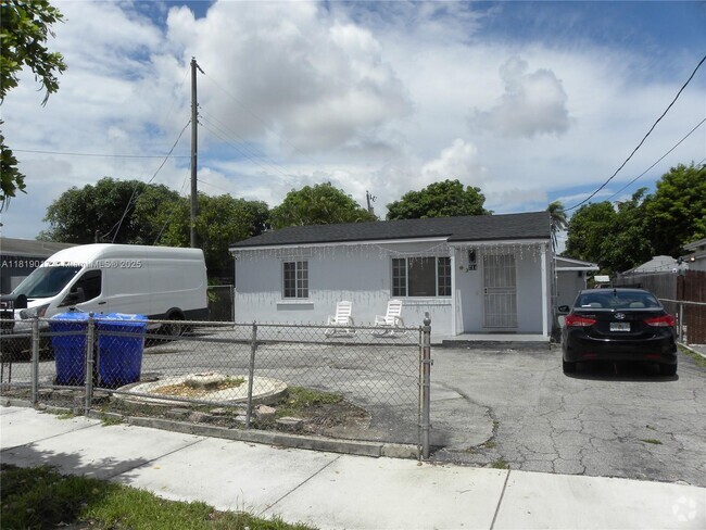 Building Photo - 214 NW 49th Ave Unit rear Rental