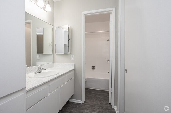 Studio, 1BA - 430SF - Bathroom