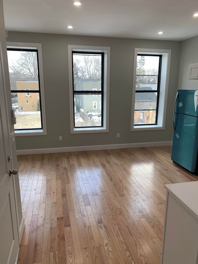 Building Photo - 537 Clinton Ave Unit Floor 2