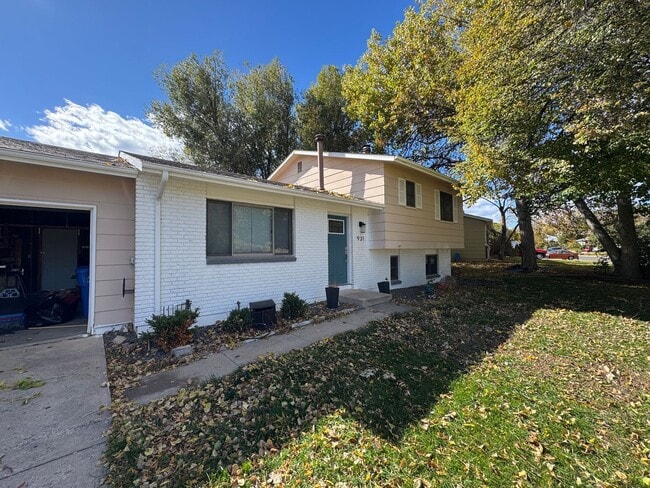 Building Photo - Great Tri-level home