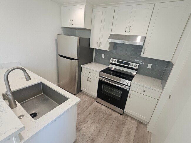 Kitchen - 4380 Diamond St Unit 1