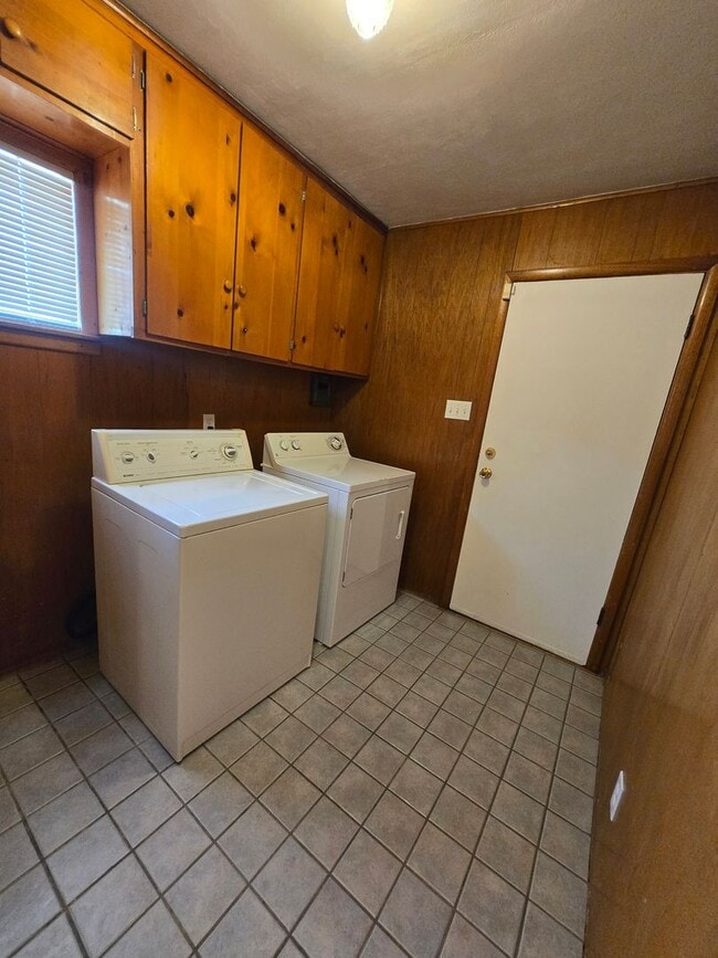 Photo - 2BD/1 BA Duplex