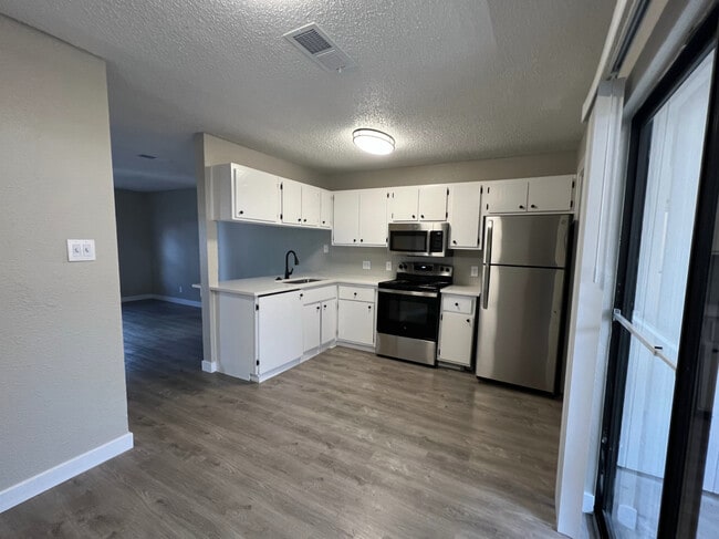 Building Photo - iConic Windsor Park Rental