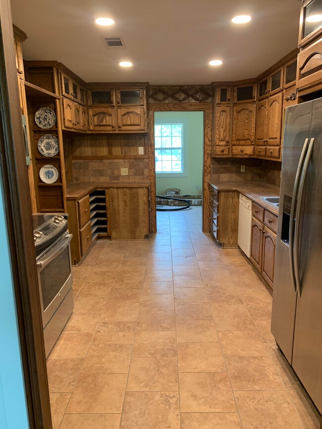 large kitchen - 7205 Wood Oaks Dr