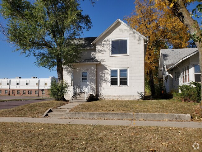 Building Photo - 116 W 4th St Rental