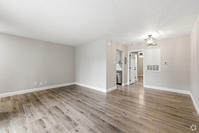 1BR, 1BA - 722SF - Dining Room/Living Room