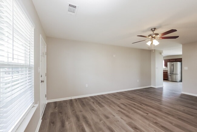 Photo - 706 Waterlemon Way