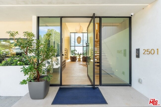 Photo - 2501 Banyan Dr