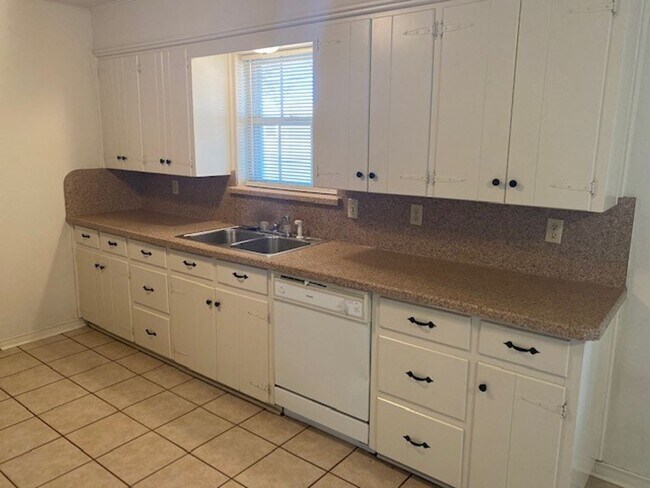 Photo - 3 BEDROOM HOUSE WITH CHARACTER!