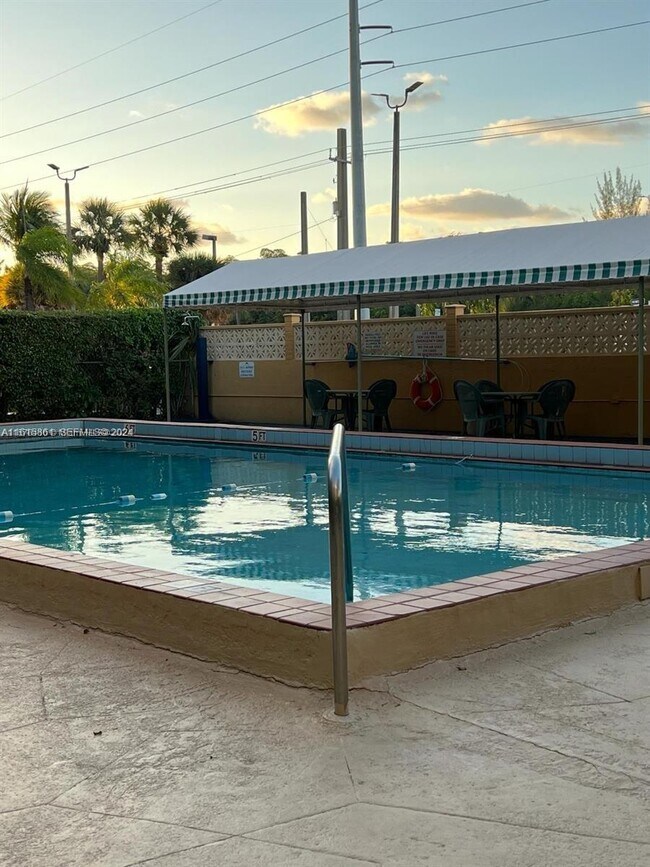 Building Photo - 2935 NE 163rd St Unit 5C