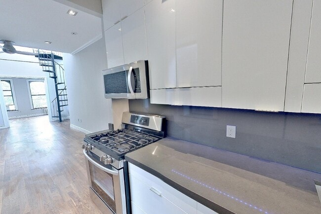 Building Photo - 321 E 10th St Rental