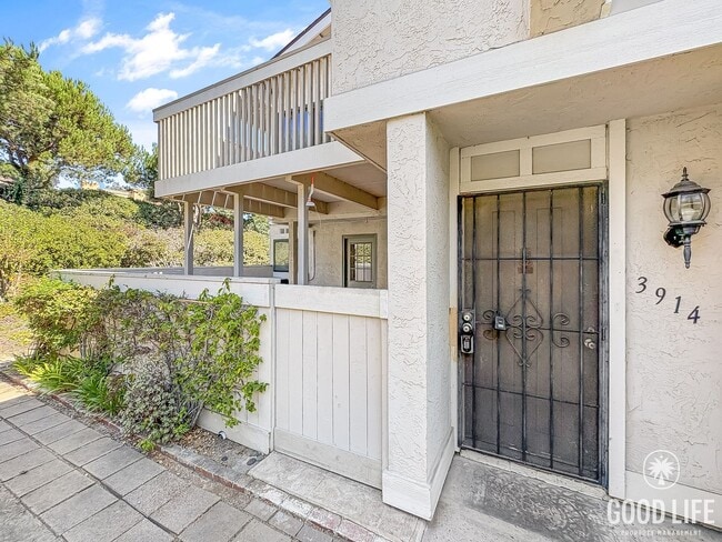 Building Photo - Peaceful and Spacious 3B/3BA condo with La...