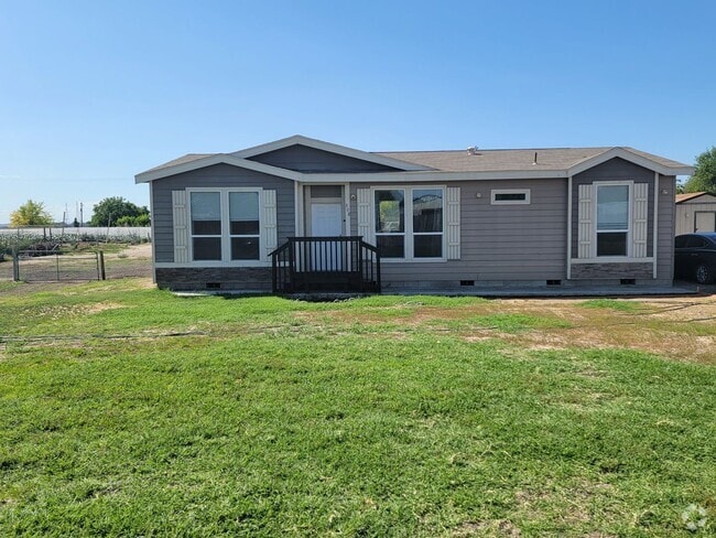 Building Photo - Horse-Friendly Burbank Home with Fenced Ya...