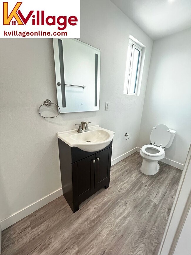 1528 1/2 W 36TH PL - 304 (unfurnished)