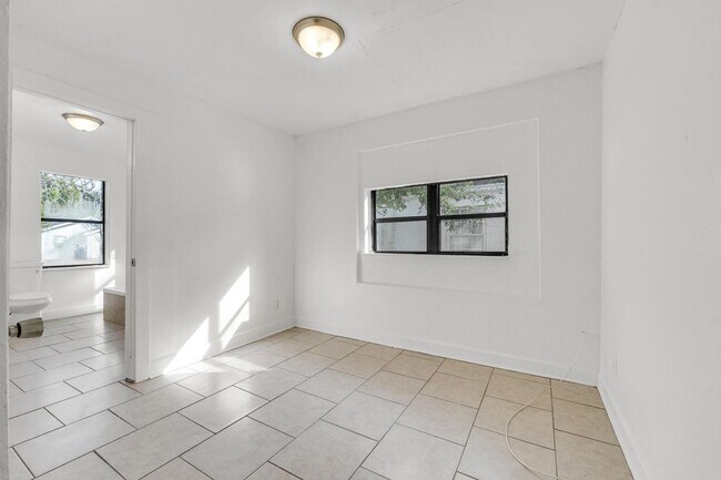 Photo - 1830 W 27th St