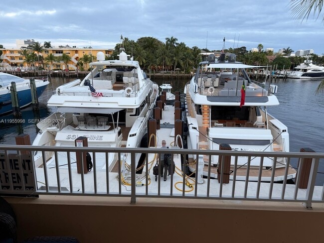 Building Photo - 830 NE 20th Ave Unit 3