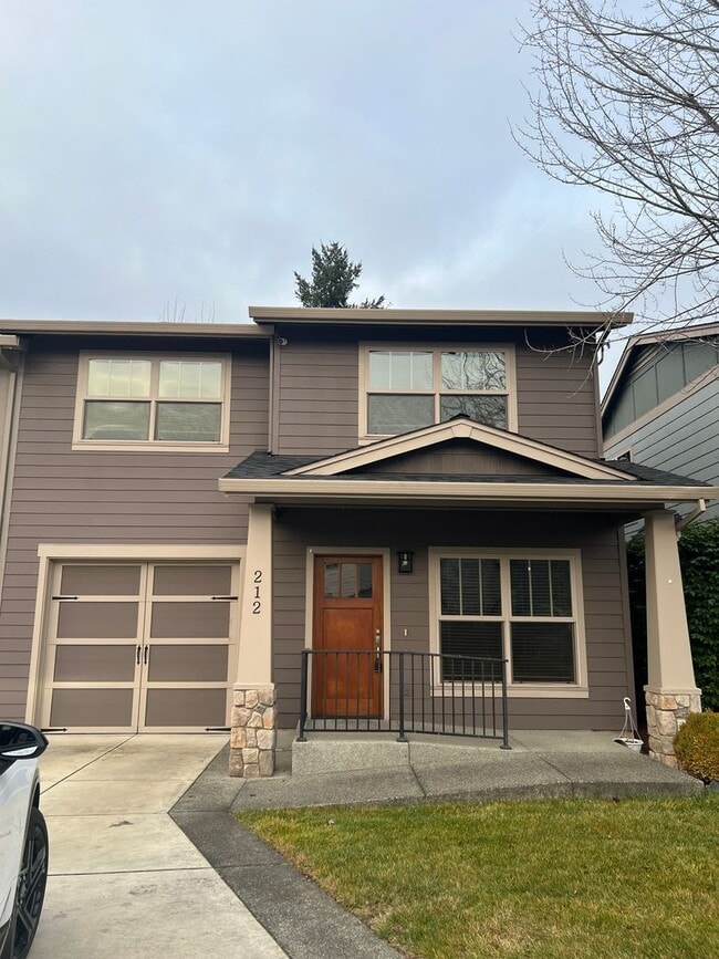 Building Photo - Three bedroom Townhome in Alderwood Townhomes Neighborhood