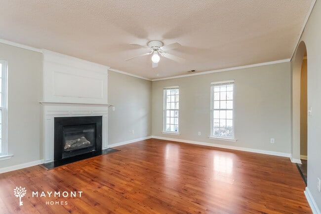 Photo - 208 Whixley Ln