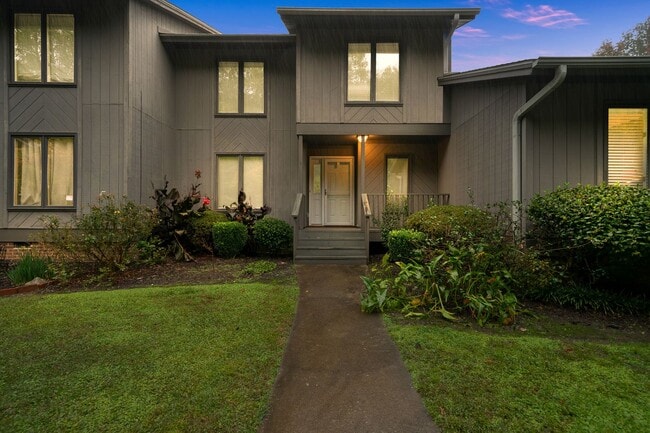 Building Photo - 3 Bedroom, 2.5 Bath Condo on the Pebble Cr...